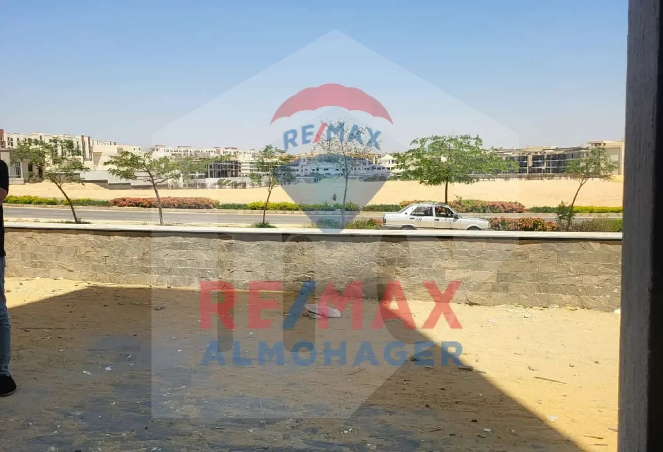 محلان تجاريان للإيجار - مجمع نيوم، مقابل ستانلي والنافورة الراقصة مباشرةً