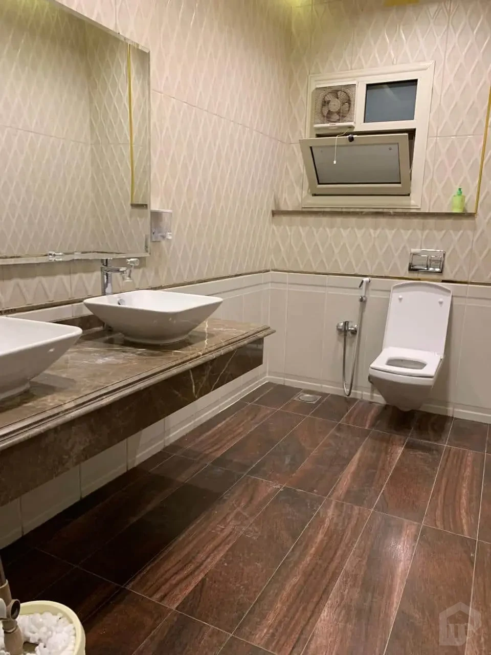 شقة واسعة 3 غرف نوم بحديقتين أمامية وخلفية | الحي 16 | 250 متر | 9 مليون