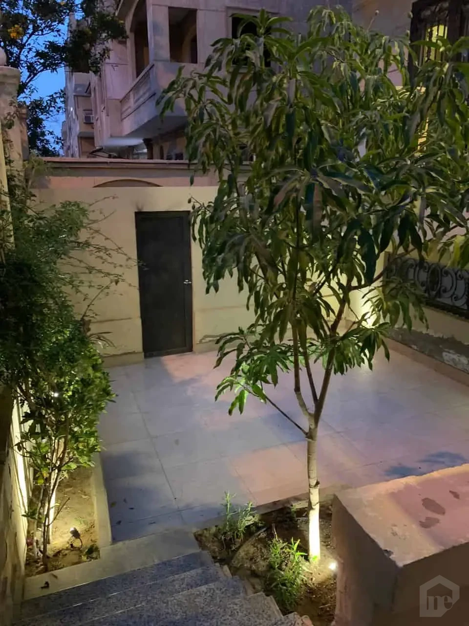 شقة أرضي بمدخل خاص وباركينج | الحي 16 | 3 غرف | حديقتين