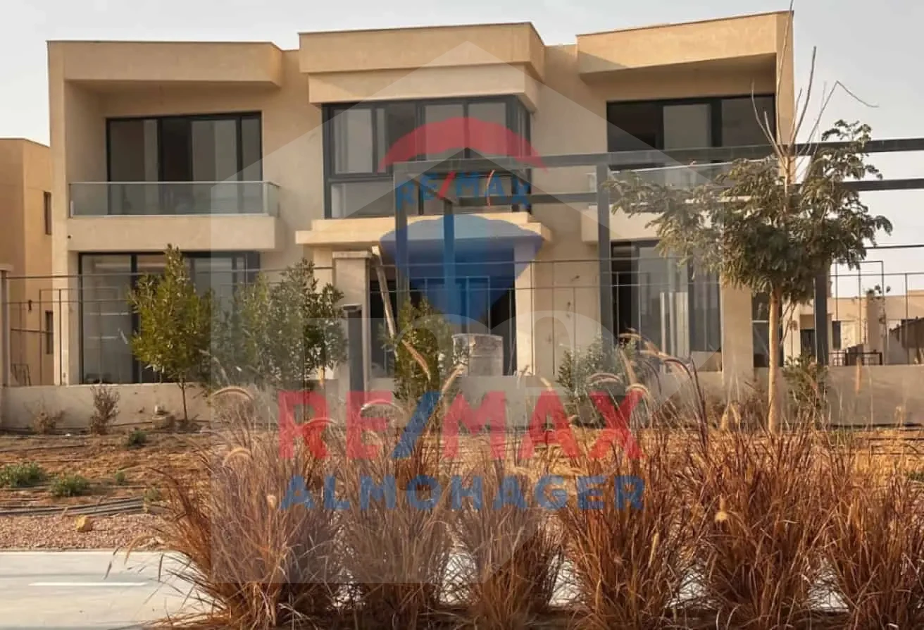 فيلا واسعة بتشطيبات ممتازة - بسعر أقل من السوق في كمبوند باديه من بالم هيلز