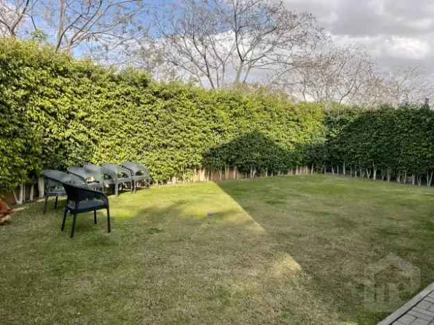 فيلا بحديقة خاصة