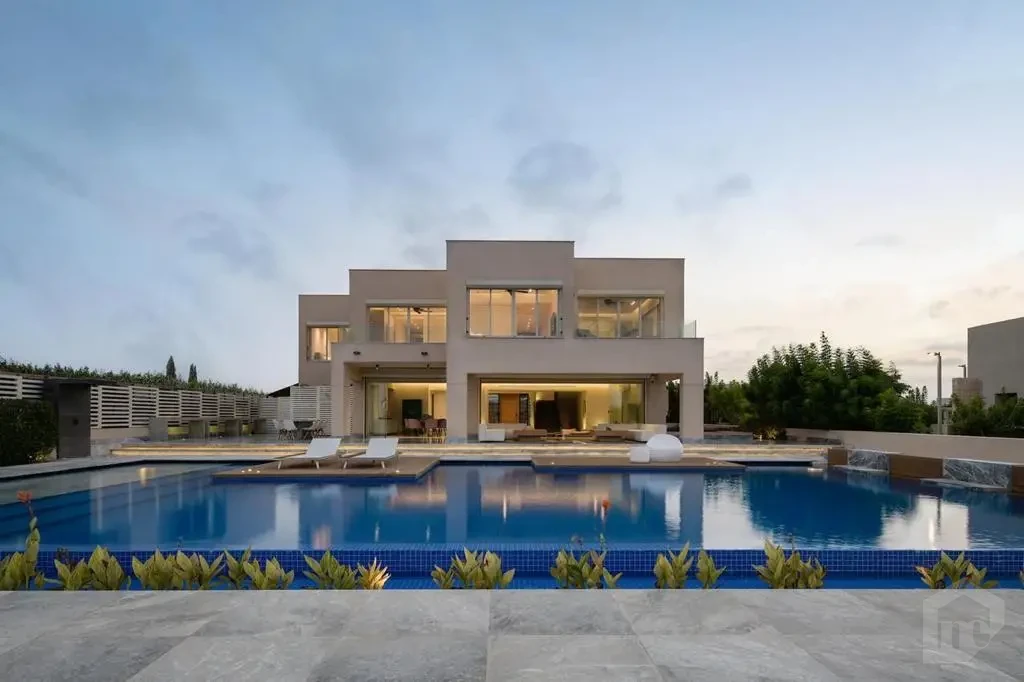 للبيع فيلا بحديقة وحمام سباحة  في هاسيندا باي