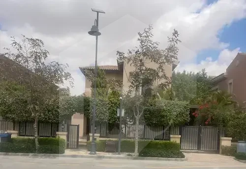 فيلا للبيع في كمبوند ميفيدا بسعر اقل من السوق