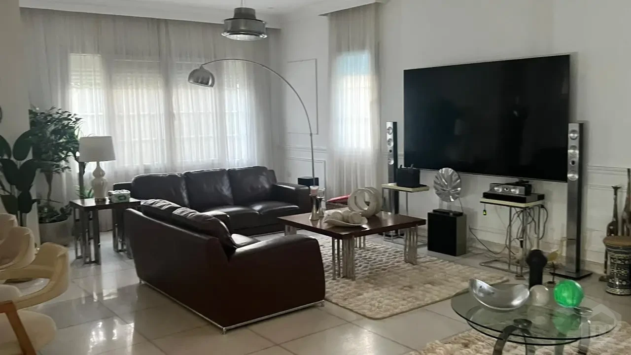 فيلا مع شاتر