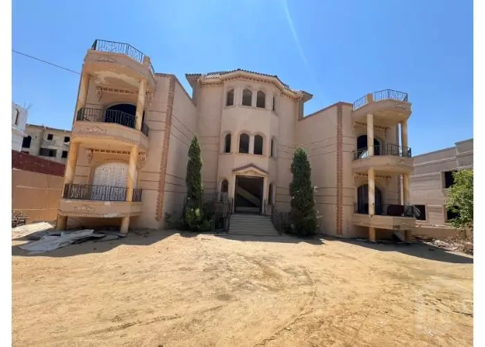 موقع مميز قريبة من الخدمات و محور العبور الرئيسي