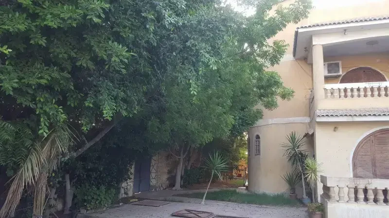 فيلا فاخرة بحمام سباحة وجاكوزي للبيع في الشيخ زايد