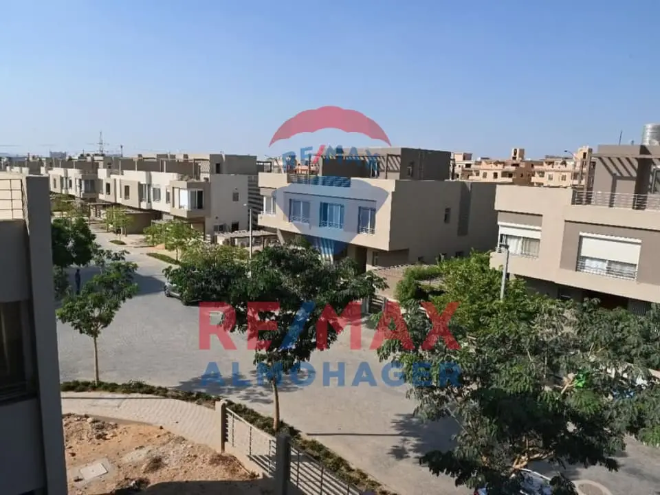 توين هاوس بتصميم معماري مميز في كمبوند بالم فالي