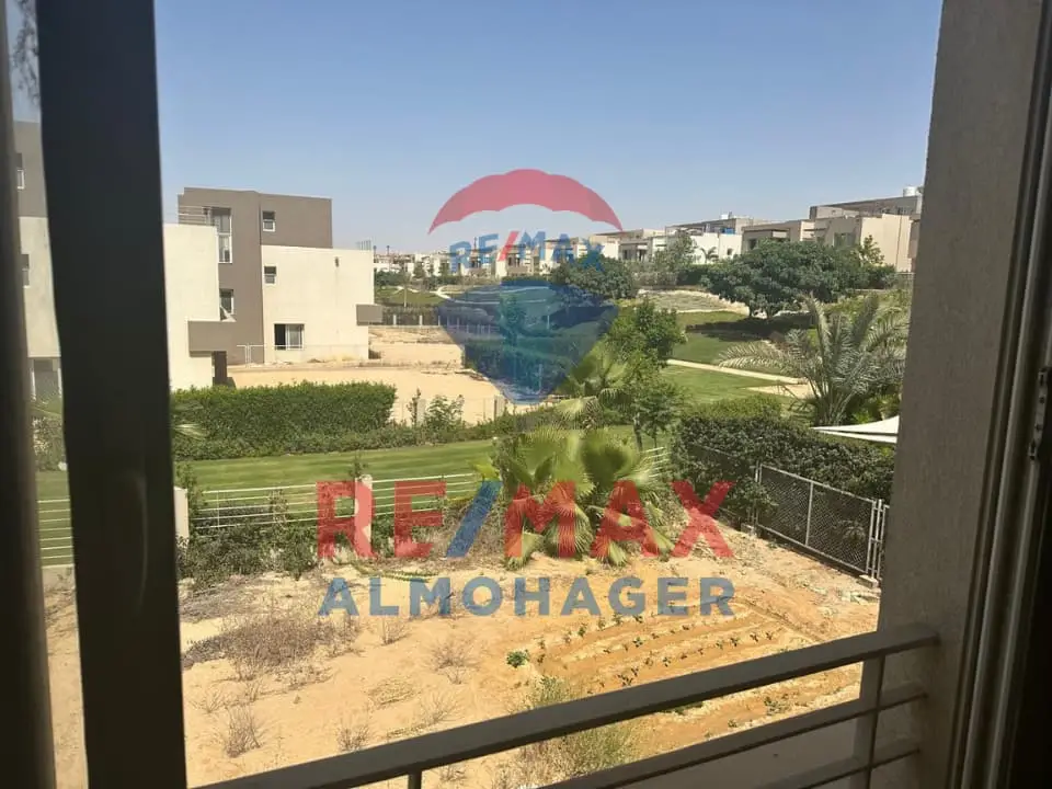 توين هاوس بتصميم واسع وسقف مرتفع في قلب الكمبوند