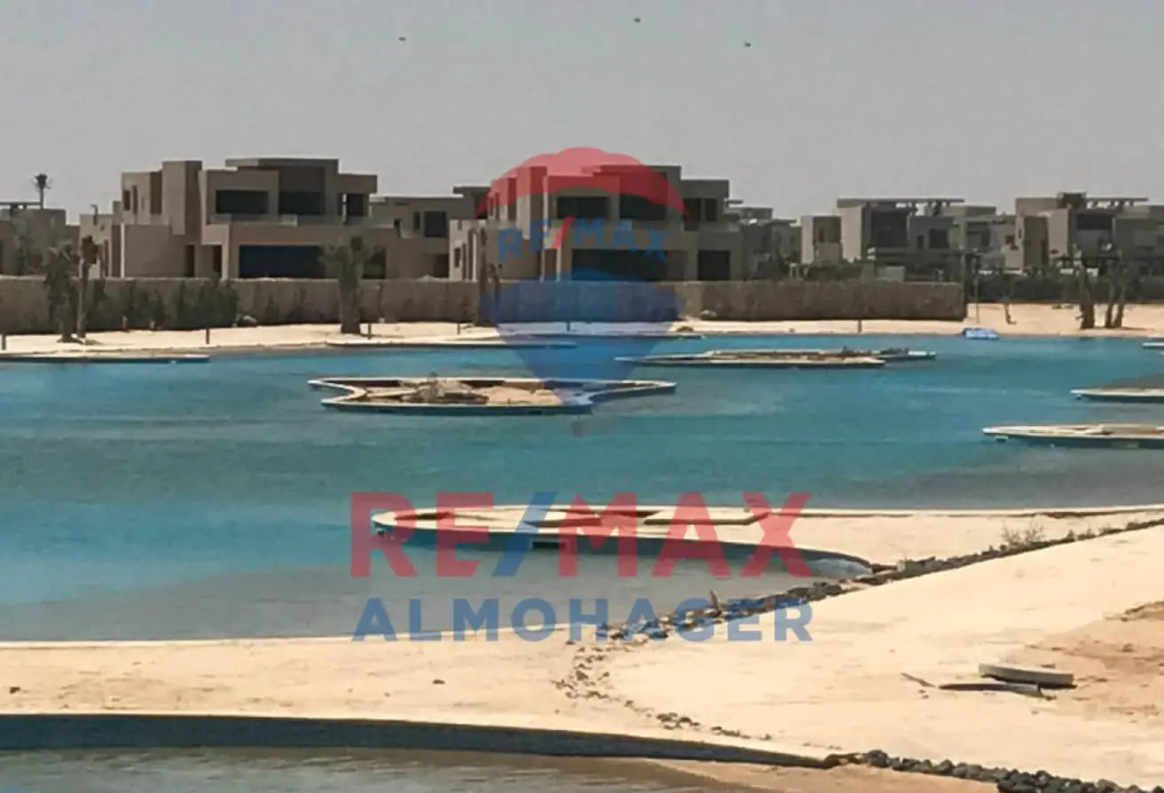ذا كراون، بالم هيلز، 6 أكتوبر – إطلالة مباشرة على بحيرة – نصف تشطيب – 4 غرف نوم – استلام 2026 – بسعر السوق