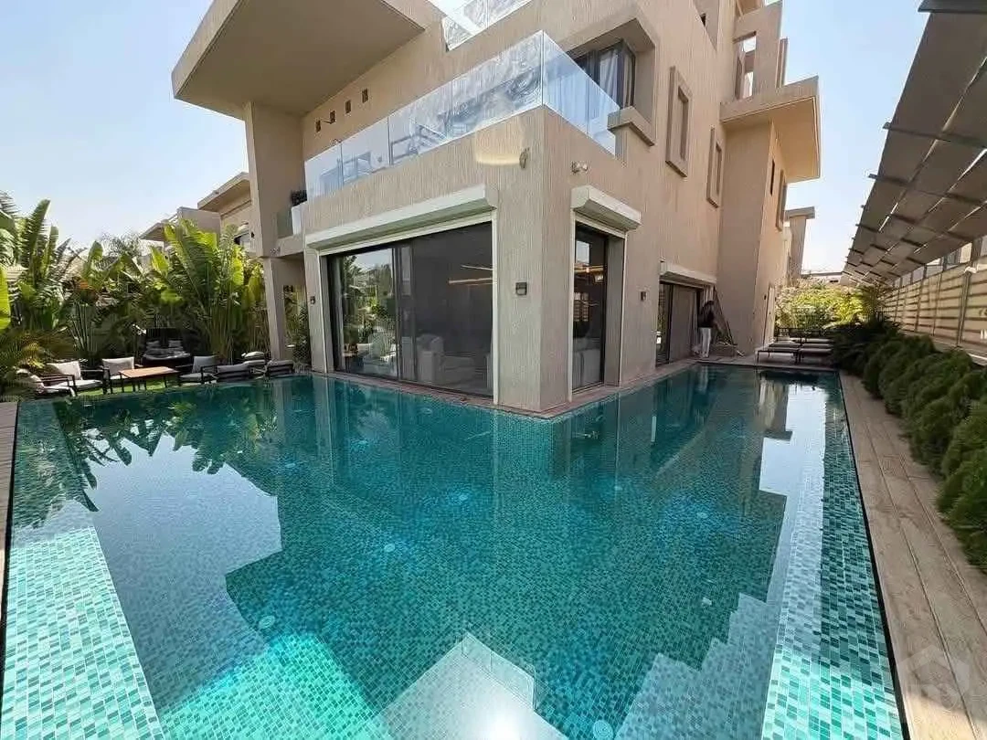 حمام سباحة خاص محاط بالمساحات الخضراء