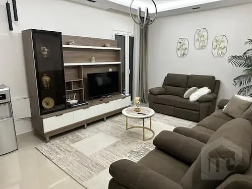 للإيجار فيلا  بحديقة خاصة في ماونتن فيو هايد بارك