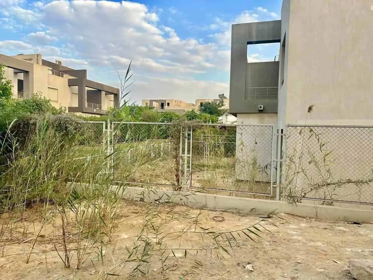 تاون هاوس كورنر للبيع في جولف اكستينشن – بالم هيلز