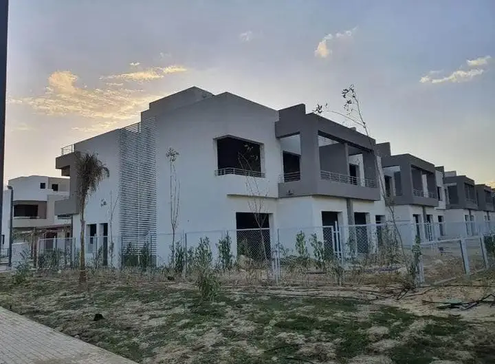 تاون هاوس فاخر كورنر في بالم هيلز – جولف اكستينشن