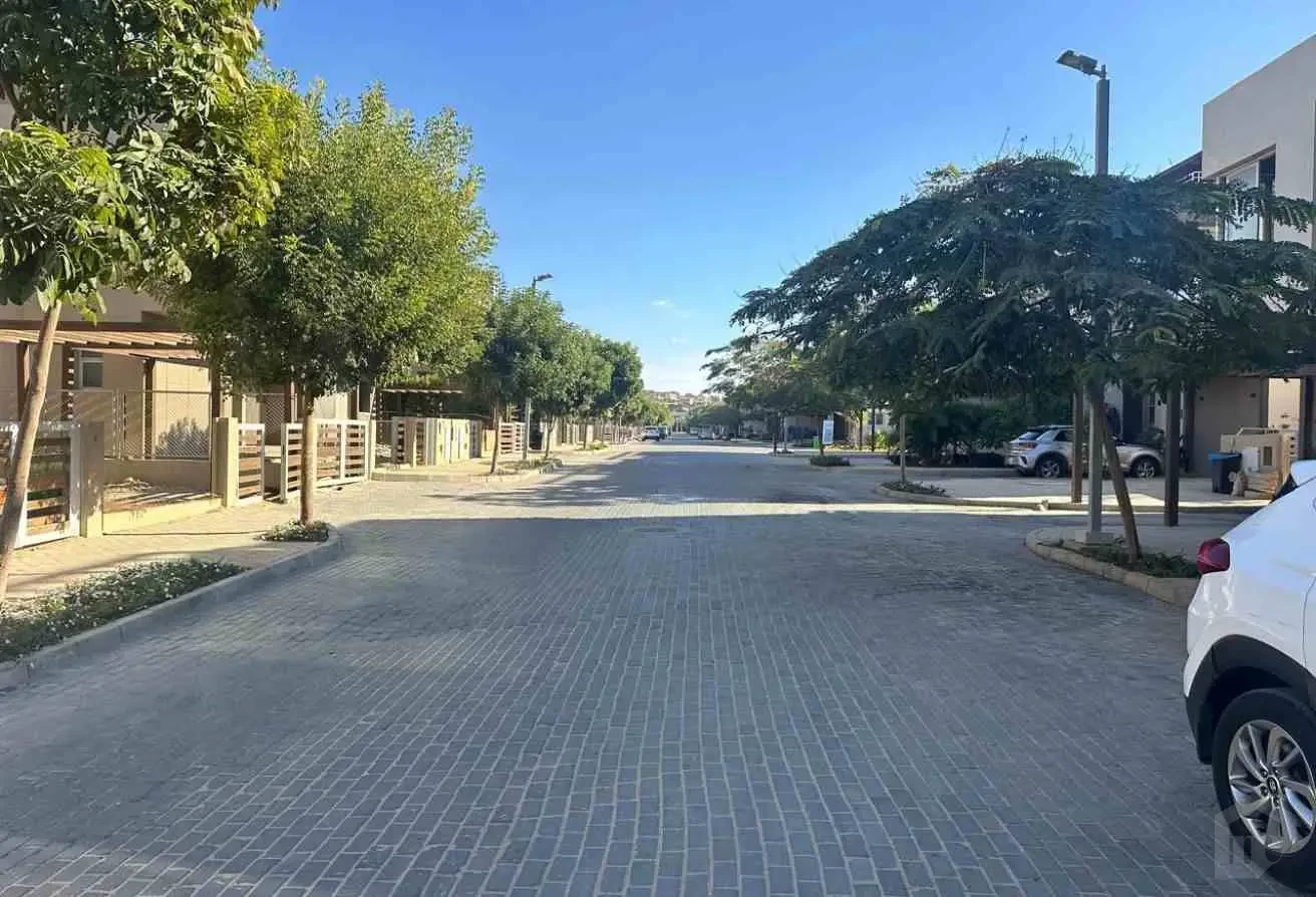 شارع سكني هادئ داخل الكمبوند