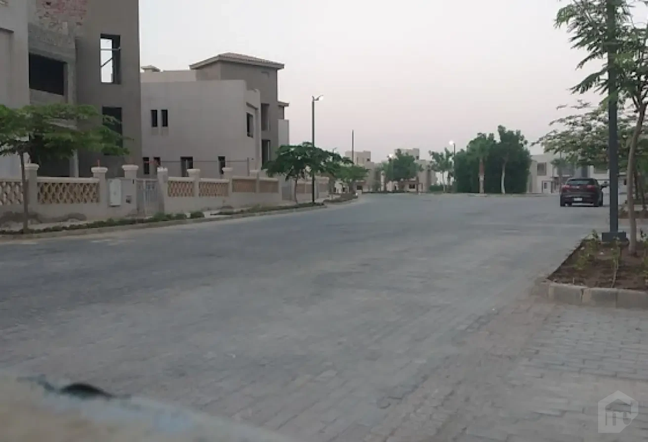 إطلالة على الشارع والفلل المحيطة