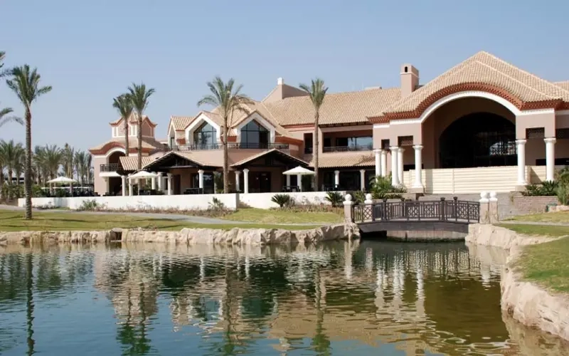 فلل للبيع في كمبوند قطامية ديونز التجمع الخامس